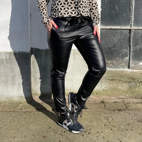Zwarte leatherlook broek met strik Chastar | Kenza Moda