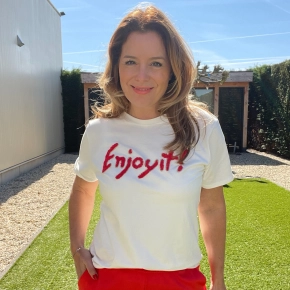 T-shirt ‘Enjoy it!’ – wit met rode print