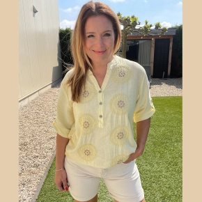 Gele blouse met geborduurde cirkels