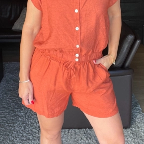 Chastar terracotta short met strikceintuur SALE