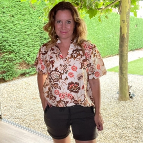 Vera Jo bloemenblouse met ballonmouwen toffee peach