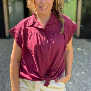 Bordeaux katoenen broderie top met roesel en knoopjes