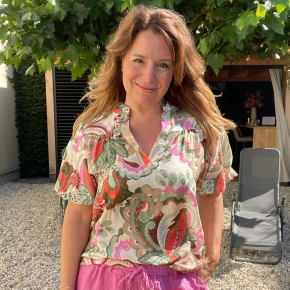 Vera Jo top pofmouwen met bloemenprint saliegroen SALE