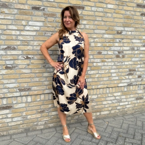 Vera Jo jurk viscose – silky flowerprint met hoge hals blauw