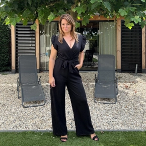 Azzurro jumpsuit zwart – structuurstof met speels volantmouwtje