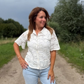 Witte katoenen blouse met broderie SALE
