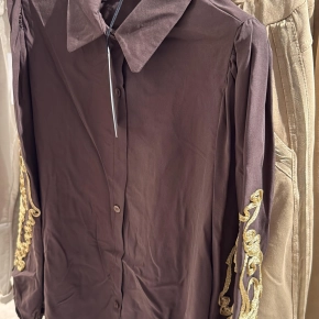 Gemma Ricceri blouse bruin met gouden details Lou