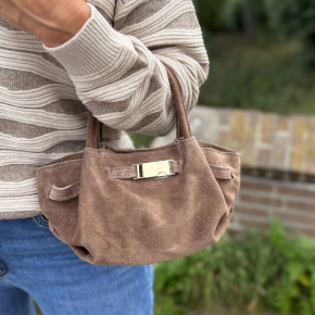 Leonie suède handtas taupe met goudkleurige details