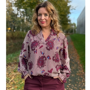 Blouse Bianca – Bordeaux gestreepte damesblouse met print