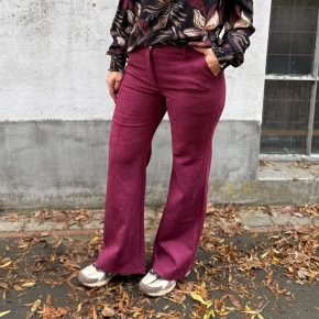 Gemma Ricceri suedine broek berry – Stijlvol & comfortabel | Kenza Moda