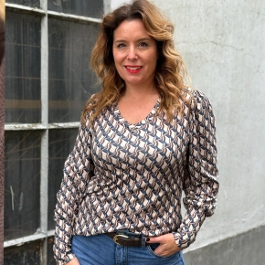 Soft collectie shirt Nora Olivia blauw – V-hals & print