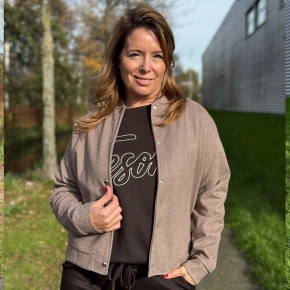 Bomberjasje visgraat – Trendy kort damesjack in taupe