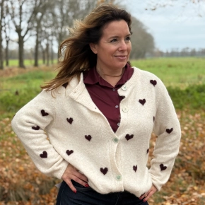 Hartjes vest Noor – zacht alpaca wol in de kleur ivoor bordeaux
