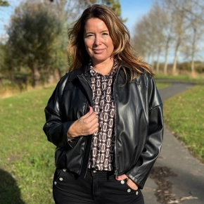 Bomberjack Iris zwart – Stoer lederlook jack met ritssluiting SALE