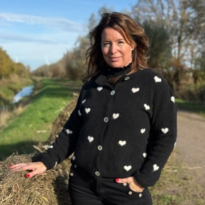 Hartjes vest Noor – zacht alpaca wol in de kleur zwart ivoor