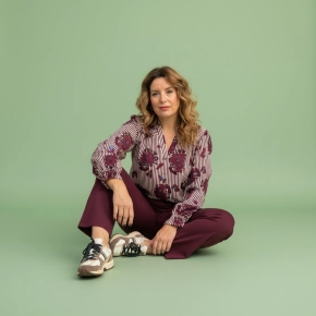 Blouse Bianca – Bordeaux gestreepte damesblouse met print SALE