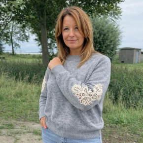 Grijze fijn gebreide trui met kanten details