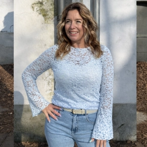 Kanten top Vera Jo uitlopende mouwen lichtblauw