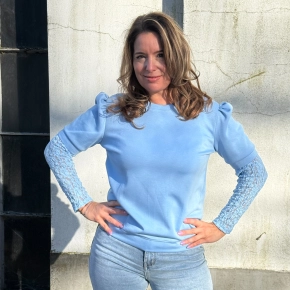 Gemma Ricceri shirt lichtblauw met kanten mouwen
