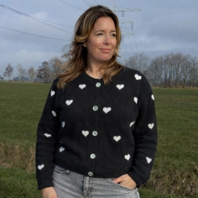 Hartjes vest Noor – zacht alpaca wol in de kleur zwart ivoor SALE