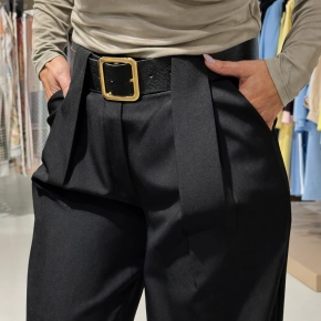 Zwarte pantalon brede riemlussen met riem