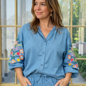 Lichtblauwe tencel blouse geborduurde mouwen Nicole