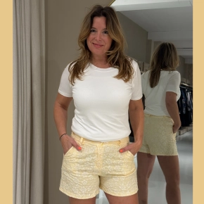 Gele structuur short Emmy