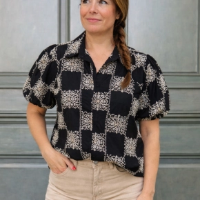 Zwart geborduurde blouse met pofmouwen Lilian