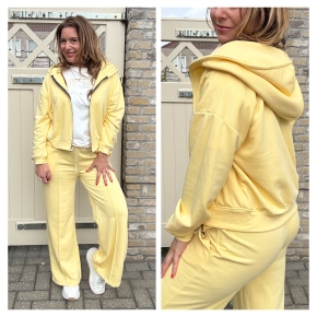 Gele comfy set capuchon vest + broek sale