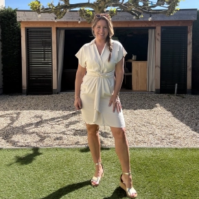 Azzurro beige overslagjurk met tailleband