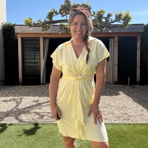 Azzurro gele overslagjurk met tailleband