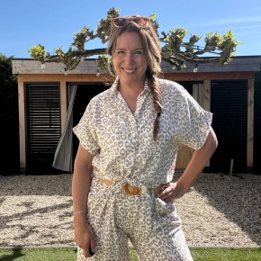 Panterprint blouse wit beige knoopsluiting en strikknoop onder