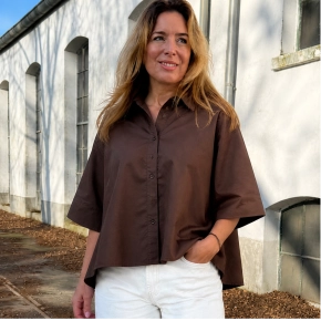 Donkerbruine oversized blouse TAN met een knoopsluiting en wijde mouwen