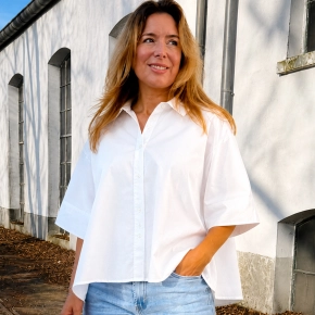 Witte oversized blouse TAN met een knoopsluiting en wijde mouwen