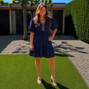 Pofmouwen jurk navy hals goud geborduurd