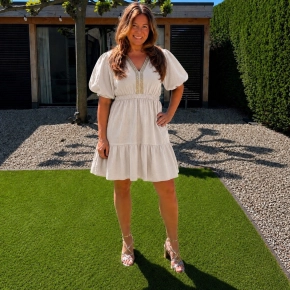 Pofmouwen jurk beige hals goud geborduurd