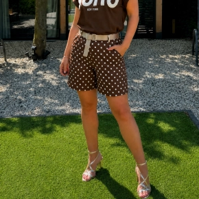 Stippenprint short met riem Gemma Ricceri bruin ivoor