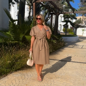 Musthaves by Elja jurk met pofmouwen elastische taille en strikkoord camel Davina