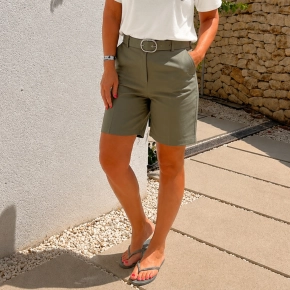 Armygroen shortje met riem Valerie