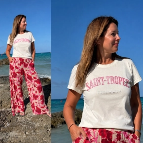 Shop the look roze bloemenbroek & Saint-Tropez shirt