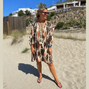 Bohemian jurk met print en kralenhals – Beige, army & koraal