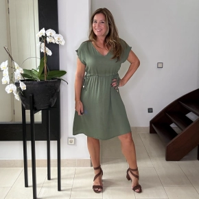 Groene viscose jurk Linda – luchtige jurk met V-hals en taillekoord