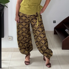 Luchtige print barrel broek bruin-matchagroen Luna