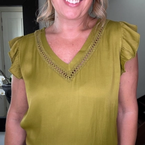 Shop the look silk bladprint rok + shirt Lina matachagroen