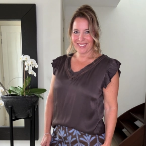 Chastar bruin dames top met kanten V-hals en ruffle mouwen Lina