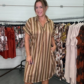Bruine blousejurk met zigzag print Amber