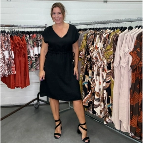 Zwarte viscose jurk Linda – luchtige jurk met V-hals en taillekoord