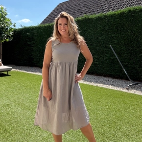 Taupe midi jurk met ribtop Elise
