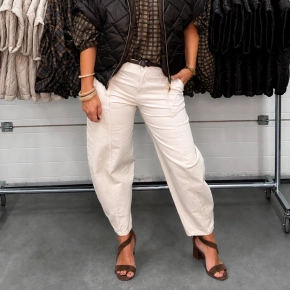 Gemma Ricceri beige barrel broek Jolie met studs riem