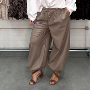 Taupe lederlook ballon broek Lola